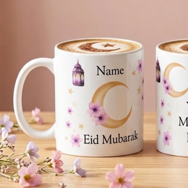 Personliga blommor Eid Mubarak keramikkopp Kaffemugg (White ceramic mug with a golden crescent moon and purple flowers, showing the customizable name area)