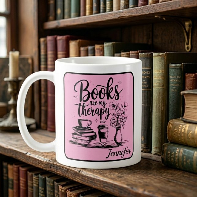 Personliga böcker är min terapi Bokälskare Rosa Kaffemugg (Mug on book shelf)