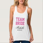Personliga brudtanktoppar för team brud linne med racerback<br><div class="desc">Personliga brudtanktoppar för brudens följe. TeamBride-tanktoppar för brudens entourage. Söt neonrosa och svart typografidesign för brud att vara och brudens crew. Coola kläder för bröllop, brudvisning, möhippa, tjejkväll, tjejweekend, damkväll, hen do, etc. Roliga kläder för kvinnor och flickor som gifter sig.</div>