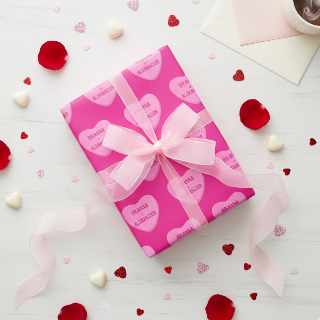 Personliga godis hjärtan retro två namn varmt rosa presentpapper (Cute personalized candy heart wrapping paper. Pink hearts with your names or initials on hot pink)