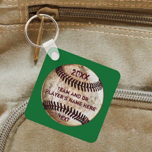 Personliga gröna, basebollpresentidéer, nyckelring (Personalized baseball gifts for team. Cheap baseball favors, souvenirs. End of baseball season gifts)
