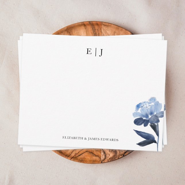 Personliga initialer för par med blå blomster mono anteckningskort (Elegant simple couple monogram with blue watercolor flower note card on brown plate)