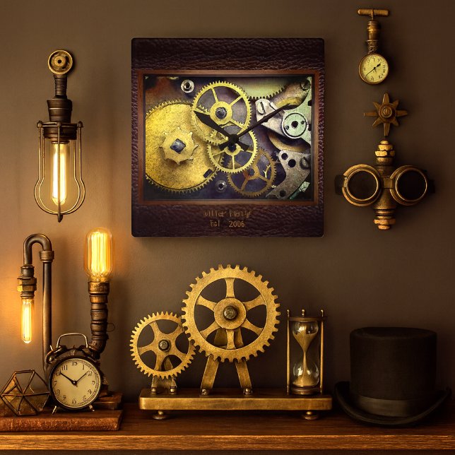 Personliga kugghjul med klocka i läder för vägg (Steampunk gear wall clock with personalized family name and date industrial  vintage elegance)