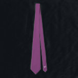Personligad äggplantsel brudgum slips<br><div class="desc">Om du letar efter en bröllopsslips som är både modern och minimalistisk är vår äggplanta halsduk design det perfekta valet 2023 - Baksidan av slipsen är personligad med brudgummens/ brudgummens initialer, du kan ta bort detta om du bara vill ha en matchande enfärgad halsduk utan text</div>