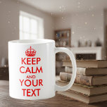 Personligbehållalugn och din textkaffe koppar<br><div class="desc">Personligbehållalugn och din textkaffe koppar. Skapa din egna roliga Keepcalm parodi som dricker koppen. Röd typografimall för vintage med kronan. Skräddarsy den med din text. Håll lugnat och dricka kaffe. Håll lugnat och dricka tea. Gör din egna dubbla sid designen. Den gulliga humorgåvaidén för fars dag, mors dag, födelsedagen, kontorsanställd,...</div>