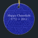 PersonligChanukah prydnad Julgransprydnad Keramik<br><div class="desc">Utarbetadt virvlar runt av rik scrollwork som baseras på marockanska judiska kulturföremål från århundraden sedan,  dekorerar denna eleganta Chanukah prydnad.  Personifiera denna prydnad med din egna hälsning.</div>