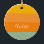 Personligen abstrakt Färg Block Rand Orange  Julgransprydnad Keramik<br><div class="desc">Den här personligens prydnadsämne ger varma, skarpa toner till helgdag dekoration med dess mjuka övertoning av senapsgult, orange och sage-grönt. Den minimalistiska utformningen höjs med elegant-skript, skapar den som en tidlös keepé. Perfekt för att fira någon speciell eller för att lägga till en liten personlig charm till Julgran, är denna...</div>