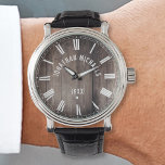 Personligen Anpassat namn Rustic Farmhouse Armbandsur<br><div class="desc">Skapa din egen personlig med ditt eget namn på en stil-träplank med rustiskt jordbrukshus. Du kan enkelt lägga till mer text eller bilder,  anpassa typsnitt och bakgrund.</div>