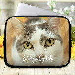 Personligen anpassningsbar Foto och text<br><div class="desc">Ladda upp ett foto, lägg till text och skapa enkelt personligen laptop sleeve. Klicka på ANPASSA YTTERLIGARE om du vill ändra texten färg. Du kan ÖVERFÖRA DESIGN på andra Zazzle-produkter och justera den så att den passar de flesta Zazzle-objekt. StandardStudio-design görs i vektorgrafik med hög upplösning för utskrift av professioneller....</div>
