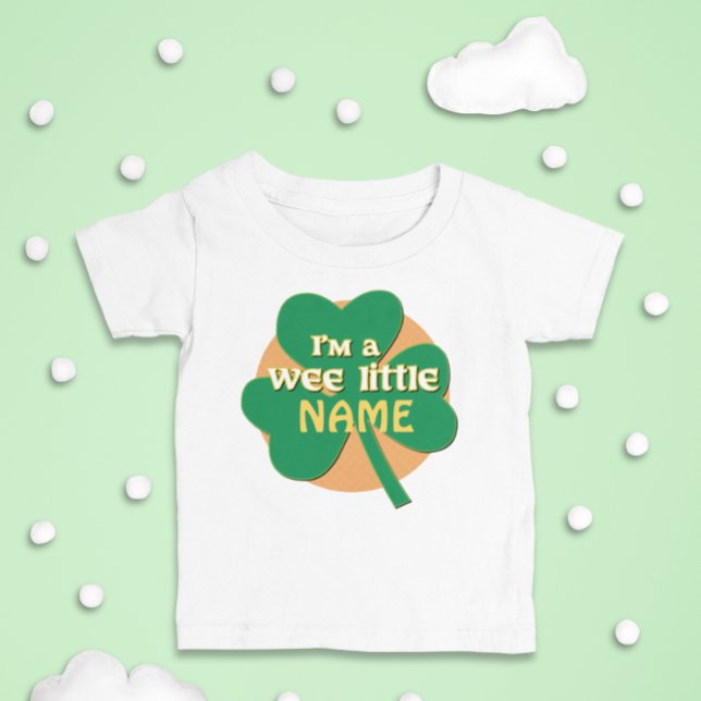 Personligen är jag en liten liten Namn Irish T Shirt (Customized baby tees for St. Patrick's Day fun! Add Irish charm to your little one's wardrobe.)