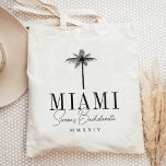Personligen Bachelorette i Modern Handflatan Träd Tygkasse<br><div class="desc">Välkomna vänner till din bachelorette helg med den söta personligen tote bags. Perfekt för biskopsspråk eller tropiska språkinställningar ger den här designen en svartvit silhuettillustration av handflatan träd med ditt mål under (visas med Miami) i klassiskt serif-tecken. Lägg till ditt eller dina namn eller tillfälle namn under i handskrivet kursivt...</div>