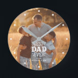 personligen "Bästa Pappa någonsin" - foto Rund Klocka<br><div class="desc">Lägg till ditt foto och meddelande till Pappa till den här vackra designen för en perfekt till Fars dag,  jul,  födelsedag osv.</div>