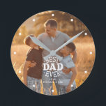 personligen "Bästa Pappa någonsin" - foto Rund Klocka<br><div class="desc">Lägg till ditt foto och meddelande till Pappa till den här vackra designen för en perfekt till Fars dag,  jul,  födelsedag osv.</div>