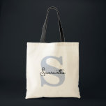 Personligen Blue Monogram i modern Elegant Tygkasse<br><div class="desc">Kolla in den här perfekten tote bags för dina gäster från brudens sida, bachelorette-partiet, födelsedagen eller bröllop gäst party favors. En modern och elegant anpassningsbar till väskan är chic och sofistikerad för att komplettera bröllop eller något speciellt tillfälle. De kan vara personlig med ditt namn och initialt, du kan också...</div>