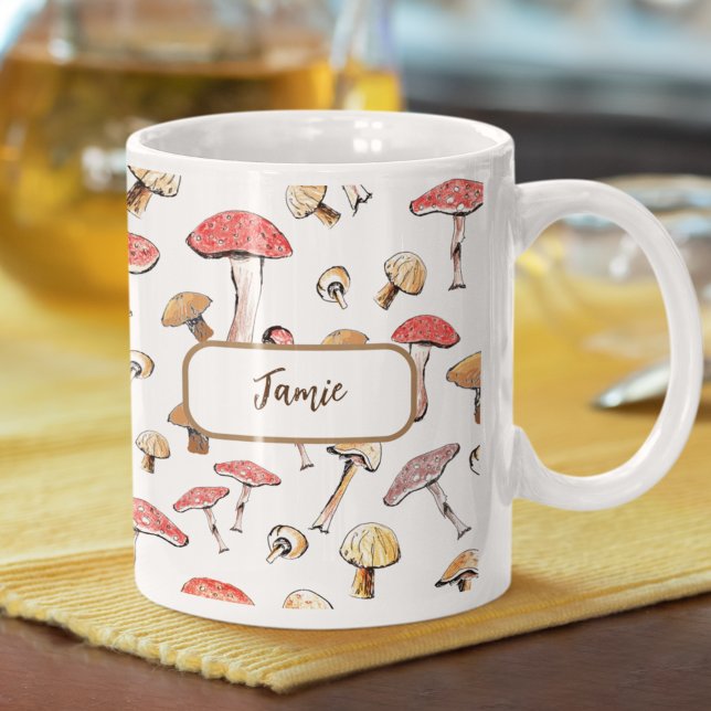 Personligen Boho Mushroom Hand Drawn Toadstools Kaffemugg (This personalized nature mug is hand-illustrated with unique images of delicate mushrooms.)