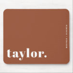 Personligen Boho Terracotta Retro Typography<br><div class="desc">Anpassa ditt skrivbord med den här anpassningsbarnas återtypografi-muspekare. Med fet vintage-stil-stil kan du med den här designen lägga till ditt namn och en kort-fras för att göra det till din rätta. Välj mellan olika färg för att matcha din personlighet eller arbetsyta. Perfekt för hemmakontor, sovrum eller som en tänkbar gåva...</div>