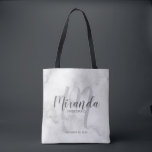 Personligen Bridesmaider i Classy Marble Script Tygkasse<br><div class="desc">Lägg till en personlig beröring till bröllop med en personlig-mutgåva till väskan. Den här tote-väskan har personlig bridesaid namn i det moderna skriptteckensnittet stil och monogram i det lätta grått moderna typsnittet stil som bakgrund med titel och bröllop datum i grått modern sans serif font grått på vit marble bakgrund....</div>