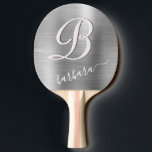 Personligen Brushed Metall Silver Pingisracket<br><div class="desc">Det här är en underbar elegant grått färg med en borstad metall-effekt och en unik anpassningsbar Monogram med din första namn med underbar kalligrafi. Det skapar ett mjukt och kvinnligt utseende som passar var ni än går för att spela ert spel. För er själv eller för er som en gåva....</div>