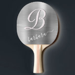 Personligen Brushed Metall Silver Pingisracket<br><div class="desc">Det här är en underbar elegant grått färg med en borstad metall-effekt och en unik anpassningsbar Monogram med din första namn med underbar kalligrafi. Det skapar ett mjukt och kvinnligt utseende som passar var ni än går för att spela ert spel. För er själv eller för er som en gåva....</div>