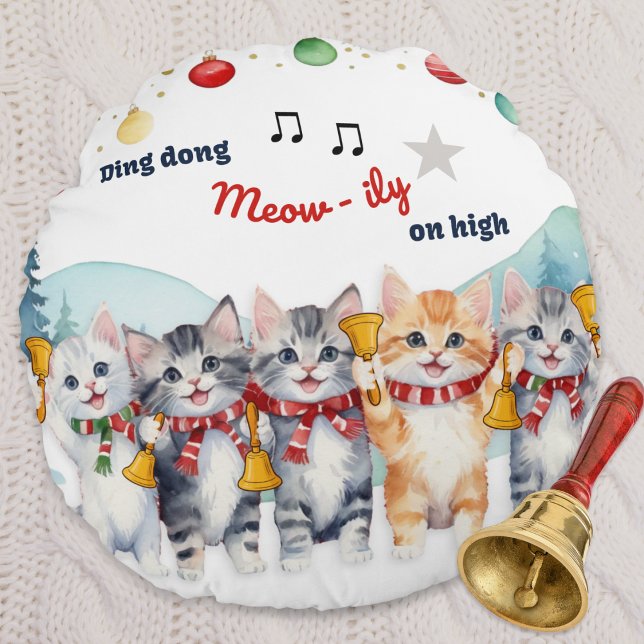 Personligen Cats Watercolor - roligt - jul Rund Kudde (A round pillow with funny cartoon of cats playing their favorite Christmas carol on hand bells)