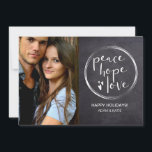Personligen Chalkboard jul Peace HOPE KÄRLEK Julkort<br><div class="desc">Produkt Namn: "Chalkboard Charm: Peace Hope Kärlek Personlig Helgdag Card" Produktbeskrivning: julhelgens värme med "Chalkboard Charm: Peace Hope Kärlek Personlig Helgdag Card". Det här kortet är en perfekt som blandar modern design och personlig beröring och är perfekt för att skicka ditt festliga hälsning på ett unikt och snyggt sätt. Det...</div>