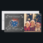 Personligen Chalkboard Photo Patriotic jul Julkort<br><div class="desc">Denna patriotiska kritdesign har ett ornament i mitten med röda,  vita och blå stjärnor.  Bandet är i rött och snurrar ner sidorna.  Kant har rosor med områden som anpassar ert julbudskap.</div>