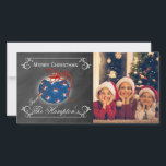 Personligen Chalkboard Photo Patriotic jul Julkort<br><div class="desc">Denna patriotiska kritdesign har ett ornament i mitten med röda,  vita och blå stjärnor. Bandet är i rött och snurrar ner sidorna. Kant har rosor med områden som anpassar ert julbudskap.</div>