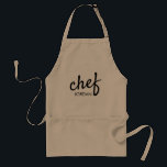 Personligen Chef Script Modern Type Namn Förkläde<br><div class="desc">Kulturella genier,  mat utomordentligt,  en whizz i köket. Personalisera sin egen Chef Apron och uppmuntra dessa kulinariska talanger. Anpassa den här moderna designen med ett Chef-skript som matchar klassisk typografi för namn.

Ge dessa aproner vid nästa kock-off-tävling som gåvor eller Bq-reunion.</div>