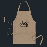 Personligen Chef Script Modern Type Namn Förkläde<br><div class="desc">Kulturella genier,  mat utomordentligt,  en whizz i köket. Personalisera sin egen Chef Apron och uppmuntra dessa kulinariska talanger. Anpassa den här moderna designen med ett Chef-skript som matchar klassisk typografi för namn.

Ge dessa aproner vid nästa kock-off-tävling som gåvor eller Bq-reunion.</div>