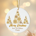 Personligen chic vid Snöflingor vid Julgran Julgransprydnad Keramik<br><div class="desc">En chic guld skriver julklapp med er familj namn under vackert träd gjord av guldsnöflingor ovanför God jul. Trendigets helgdag har en konstnärlig design.</div>