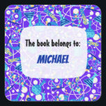 Personligen Colorful School Science Mönster Fyrkantigt Klistermärke<br><div class="desc">En färgstark skolvetenskap i mönster med vetenskapliga experiment och labbutrustning i roligt fet färg. Perfekt för personlig av bokar,  journal och märkning av skolförråd.</div>