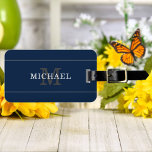 Personligen elegant Navy Blue Silver Monogram Bagagebricka<br><div class="desc">Anpassa texten och skapa personligens bagagetapp på ett enkelt sätt. Klicka på REDIGERA och sedan på REDIGERA BAKGRUND för att ändra bakgrunden färg. Du kan ÖVERFÖRA DESIGN på andra Zazzle-produkter och justera den så att den passar de flesta Zazzle-objekt. StandardStudio-designen görs i högupplöst grafik för utskrift av professioneller. Tack för...</div>