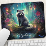 Personligen "Enchanted Forest Raccoon" Musmatta<br><div class="desc">Ta med dig en liten bit skog till din arbetsyta med den här personligen musknappen med en fin tvättbjörn som utforskar en förändrad skog. Den vita scenen, fylld med levande flora och fauna, skapar en trevlig atmosfär för ditt arbete eller din lek. Gör den verkligt unik genom att lägga till...</div>