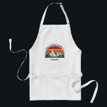 Personligen Family Reunion Sunset Mountain Forest Förkläde<br><div class="desc">Denna solnedgång i fantastisk över rocky mountains i naturen gör en underbar bild av en monogrammad apron för familjeåterförening,  resa eller sommarsemester. Minneshögtidlighålla ert evenemang genom att samordna med matchande monogramgåvor till mamma,  pappa,  bror och syster. Lägg till ditt eget namn och året med vår personanpassning verktyg.</div>