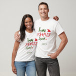 Personligen för julfamiljspatset Red Santa hat T Shirt<br><div class="desc">Avslappnad typografi...  grönt med  med lite rött hjärta och julhatt skapar en festlig helgdagar söt rolig tröja.            Anpassa det med ditt namn! Det kan vara en chic homewear för dig och dina familjemedlemmar under helgdagarna eller en trevlig julklapp för vänner eller släktingar - mor,  far,  syster,  mormor,  farfar.</div>