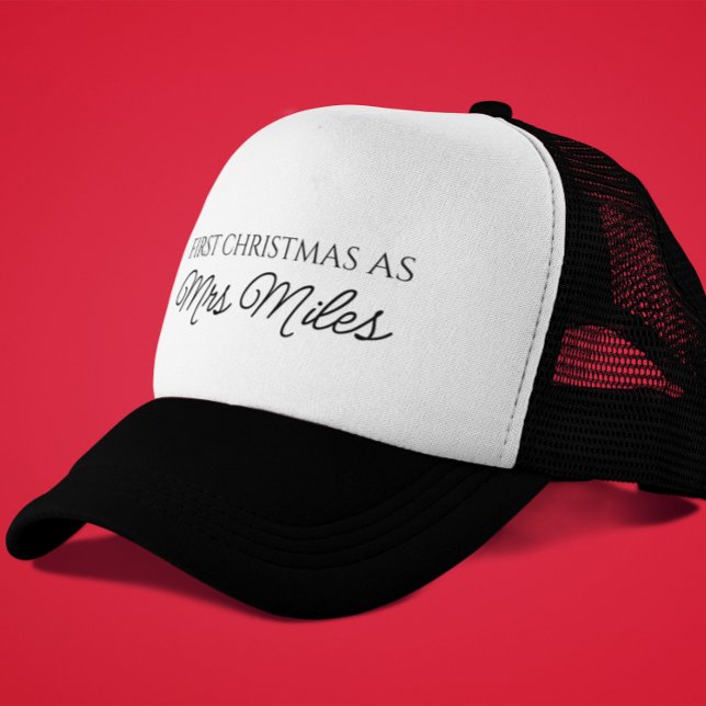 Personligen "Första jul som fru" Efternamn Keps (Personalized 'First Christmas as a Mrs.' Surname Trucker Hat)