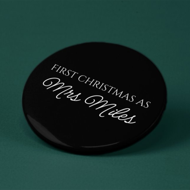 Personligen "Första jul som fru" Efternamn Knapp (Personalized 'First Christmas as a Mrs.' Surname Button)