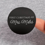 Personligen "Första jul som fru" Efternamn Runt Klistermärke<br><div class="desc">Gratulera till er första jul som fru med en personlig. Den här eleganten har ditt nya efternamn och tar till sig glädjen i denna speciella milstolpe. Perfekt för att lägga till ett festligt och meningsfullt inslag till julhelgen, det är en nyckelfråga som kommer att omhuldas i flera år till komen....</div>