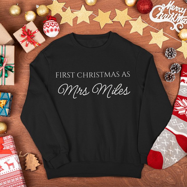 Personligen "Första jul som fru" Efternamn T Shirt (Personalized 'First Christmas as a Mrs.' Surname Sweatshirt)