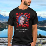 Personligen Fototext i Red Kärlek Hearts-Anpassnin T Shirt<br><div class="desc">Ladda upp ett foto, anpassa texten och skapa personligens t-shirt på ett enkelt sätt. För bästa bildcentreringsresultat bör du använda en fyrkantig bild. Klicka på REDIGERA och markera sedan texten om du vill ändra färg. Du kan ÖVERFÖRA DESIGN på andra Zazzle-produkter och justera den så att den passar de flesta...</div>
