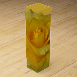 Personligen Gul ros Vin i Vin- Ro Presentask För Vinflaska<br><div class="desc">Gul ros Vin Box Personlig Gul ros Boxes Ro Gift Boxes Smyckeskriner Keepsakes Classic Rosenknopp Boxes Ditt namn Här sommarblommor Gift Vin Boxes Anpassade Ro Mementos för manar, Kvinnor, Boys, Girls Day Gul ros Vin Typsnitt Boxes Klicka på "Anpassa" för att lägga till mer text Välj Anpassningsbar och Färg Personlig...</div>