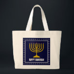PERSONLIGEN HANUKKAH Star David Menorah MÖRK BLÅTT Jumbo Tygkasse<br><div class="desc">Snyggt till påsen med guld färgad menorah och silver färgad Star av David mot MÖRK BLÅTT bakgrund. Hälsning LYCKLIG HANUKKAH är anpassadet så att du kan lägga till ditt namn eller ändra hälsning. Andra matchande artiklar finns i HANUKKAH Collection by Berean Design,  så du kan skapa några underbara Hanukkah-presentpaket.</div>