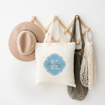 Personligen Himlar Blue Anpassningsbar Monogram Tygkasse<br><div class="desc">Cute Girly Modern Tote Bag med Anpassningsbar Personlig Namn och Initial Monogram i Vintagen Marocko Quatrefoil Klöver Shape Ram Gräns</div>