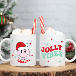 Personligen Jolly Vibes i  Santa Lycklig Ansikte Kaffemugg<br><div class="desc">Den här ansikte-tomten i lycklig är perfekten till helgdagarna! Det är personlig med ditt namn och har en rosa lycklig ansikte med en julhatt och söt stjärnsprängningsdetaljer på ena sidan och texten Jolly Vibes i ett återteckensnitt på den andra. Det är ett underbart sätt att visa dina vänner, medarbetare och...</div>