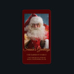Personligen Jultomten  i  Cheerful Winter Adressetikett<br><div class="desc">Den här helgdagarna är utformad så att Jultomten kan leverera gåvor i snö med texten "Säsongens hälsningar". Personlig med eget foto eller egen lämna i befintligt skick. Lägg till familjen namn och returadress i chic guld typografi på en burgundisk bakgrund nedan. Redigera texten i de tillhandahållna textrutorna eller ta bort...</div>