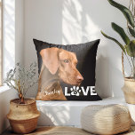 Personligen Kärlek Paw Print Photo Dekorativ kudde<br><div class="desc">Anpassningsbarnas kudde för dina fyra äldre kompanjoner med ett dekorativt tass-skript för anpassningsbar och ett namn i handskrivet skript. Byt foton på framsidan och baksidan med ditt eget för att göra det till en speciell gåva för dig eller någon speciell.</div>