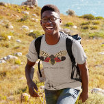 Personligen Kryp T Shirt<br><div class="desc">Denna personlig grafisk t-shirt illustrerar denna ytterst invasiva art,  den skållade lanternflugan och ert eget namn eller kort-budskap. Hitta koordinerande fläckiga ljusglimtar matade gåvor och produkter i Spoted Lanternfly Collection från Asterisk Designer.</div>