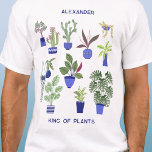 Personligen kung i växter t shirt<br><div class="desc">Perfekt för alla som har en grönt tumme eller finger,  denna personlig Kung of Plants-design har en roligt husväxt mönster,  med färgstark kalksten,  suckningsmedel och andra växter i marinblått och koboltblått. Perfekt för alla trädgårdsmästare eller växtpersoner. Ändra namn och texten som du vill anpassa. Originalkonst av Nic Squirrell.</div>