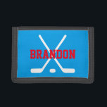 Personligen lurar plånboken med ishockeypinnar<br><div class="desc">Personligungeplånbok med den ishockeypinnar och pucken. Idé för gullig födelsedag- eller julgåva för pyser och flickor. Personalizable med namn- eller monogrambrev av ditt barn. Gör en för din son,  sonson,  färg för brorsonEtc.-anpassade.</div>