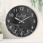 Personligen Metallic Black Glitter Stor Klocka<br><div class="desc">Anpassa enkelt den svarta borstat metall och den glamorösa faux glitter-mönstrade väggklockan med ditt eget namn.</div>